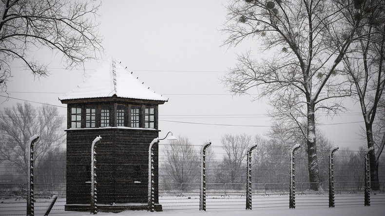 Gedenkstätte Auschwitz kritisiert Amazon für Weihnachtsschmuck mit KZ-Motiven