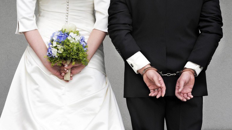 Handschellen statt Eheringe: Falsche Braut verhaftet Bräutigam während Hochzeit