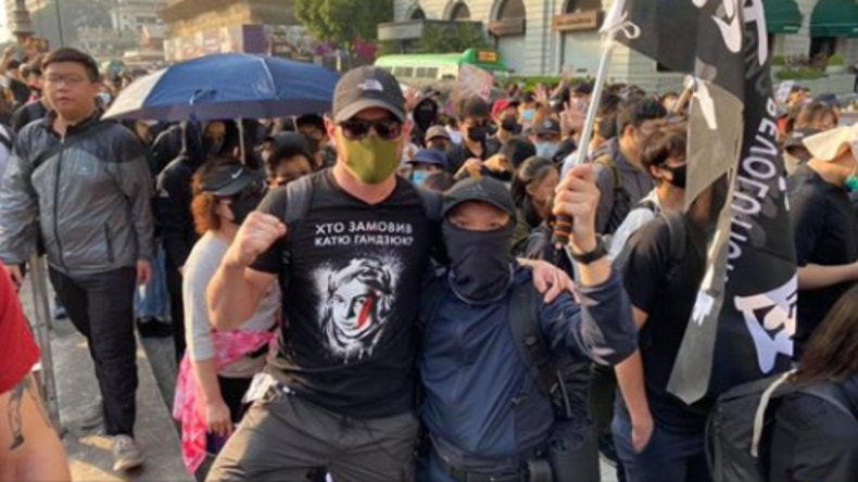 Maidan-Tourismus? Ukrainische Nazis posieren für Bilder in Hongkong