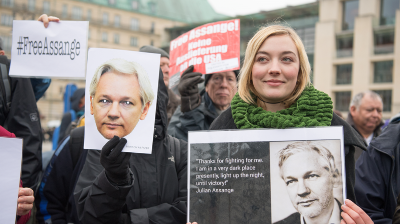 Kerzen für Assange am Brandenburger Tor