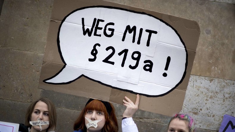 Streit um Abtreibungsparagraf 219a: Ärztin wegen verbotener "Werbung" erneut vor Gericht