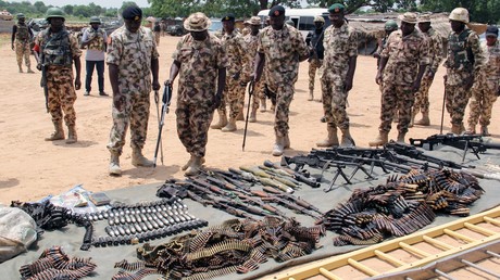Nigerianische Militärkommandanten begutachten von der Terrororganisation Boko Haram sichergestellte Waffen und Munition, Juli 2019