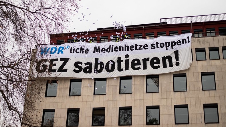 Wegen "Umweltsau"-Lied: Identitäre steigen WDR aufs Dach (Video)