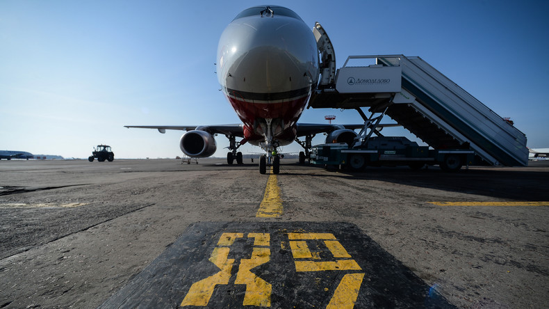 Bahn frei: Flugzeug landet auf halbfertiger Piste in Moskau