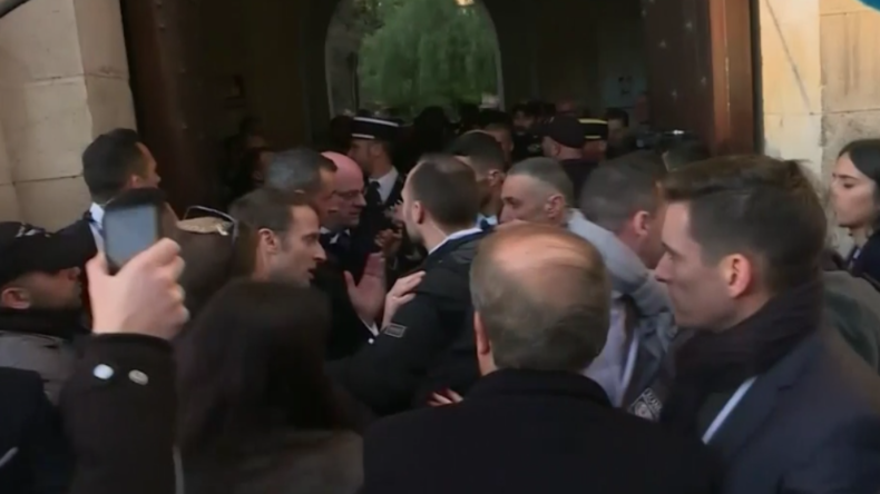"Raus hier!" Macron rastet in Jerusalem aus, als israelische Polizisten französische Kirche betreten