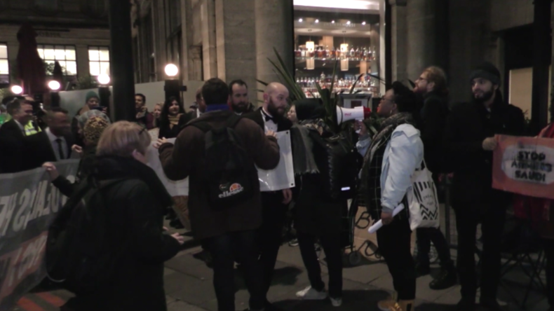 London: Aktivisten stellen sich bei Galadinner der Rüstungsindustrie Waffen-Lobbyisten in den Weg