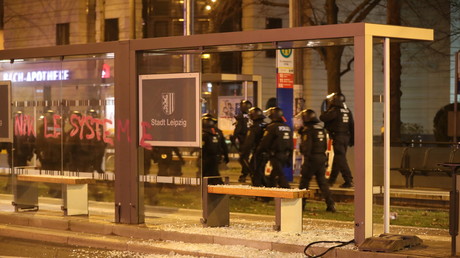 Leipzig: Linksautonome greifen Polizei bei Demo für Indymedia an (Video)