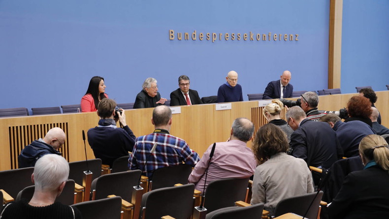 Außenminister a.D. Sigmar Gabriel fordert auf Pressekonferenz Haftentlassung von Julian Assange
