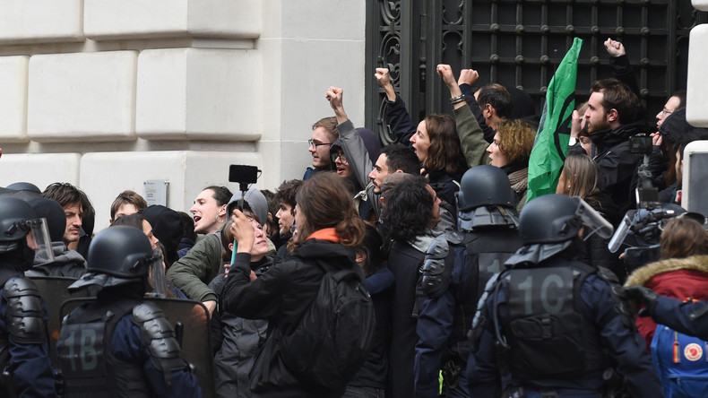 "Liberale Ökologie, Lüge des Kapitals!" – Aktivisten stürmen BlackRock-Zentrale in Paris