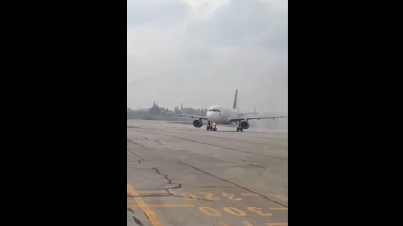 Aleppos Flughafen nach Befreiung wieder eröffnet: Erste Passagiermaschine nach acht Jahren gelandet