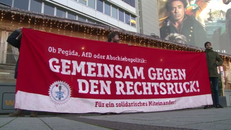 AKK hält nach Gesprächen im Thüringer Landtag Pressekonferenz ab – Proteste in Stuttgart
