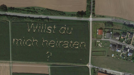 Heiratsantrag aus Hessen wird als Satellitenbild auf Google Maps berühmt