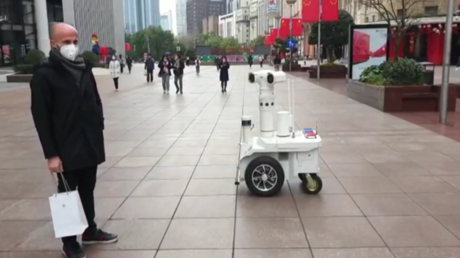 Wegen Coronavirus: Polizei-Roboter patrouilliert auf Straßen Schanghais