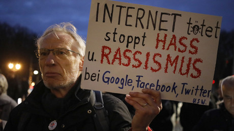Mit Meldepflicht und Datenauskunft gegen "Hass und Hetze" im Internet