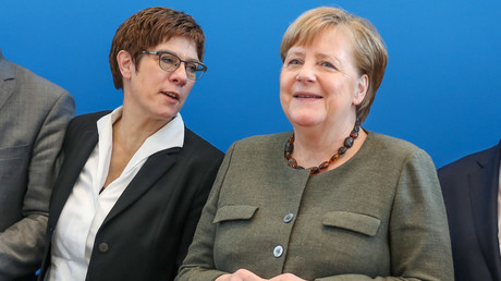 Kramp-Karrenbauer: Angela Merkel soll bis zum Ende der Amtszeit Kanzlerin bleiben