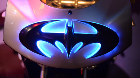 Mit Batmobil durch Moskauer Staus – Verkehrspolizei weist Fahrer zurecht