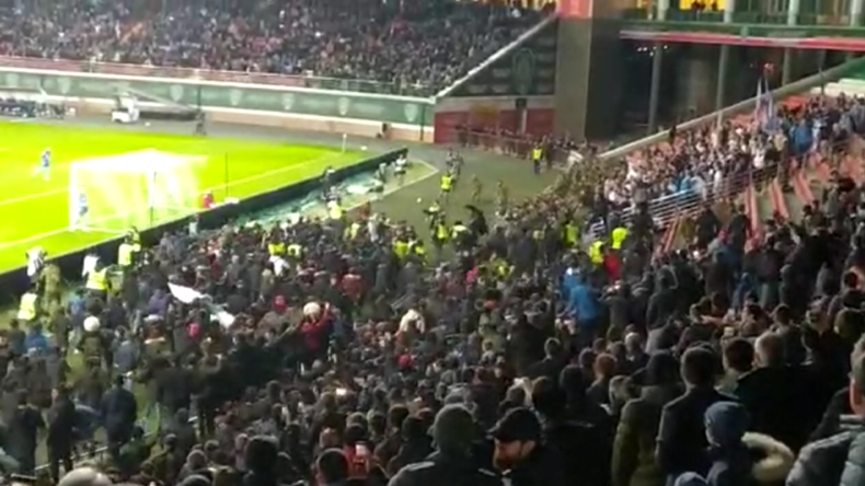 Grosny: "Wegen nackter Oberkörper" - Massenschlägerei zwischen Zenit- und Achmat-Fans