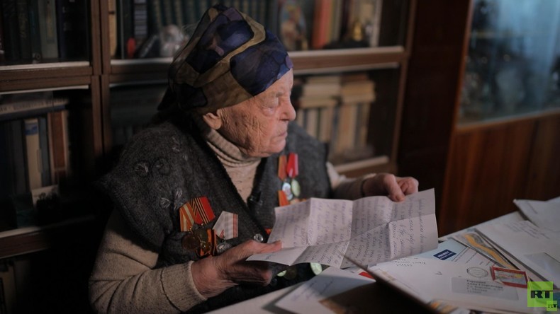 #PostDesSieges: RT Deutsch übergibt Veteranin Anna Terjochina Briefe von RT-Lesern