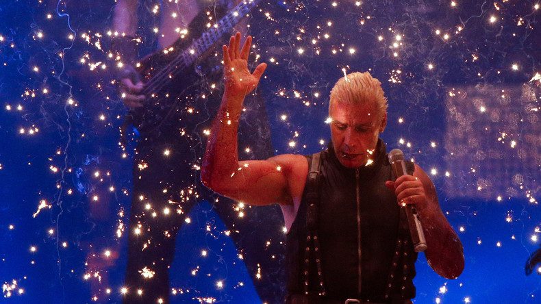 Corona kann nicht vorbei: Till Lindemann tritt bei Konzert in Moskau in riesiger Schutzblase auf