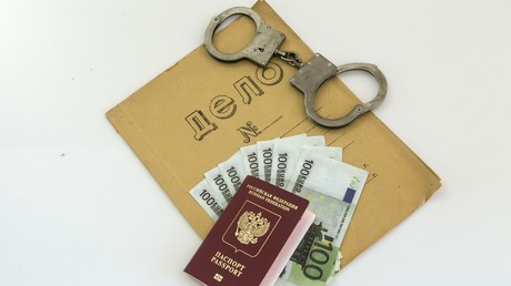 Zu großes Häppchen: Beamter will bei Festnahme Beweisstück aufessen und verschluckt sich (Video)