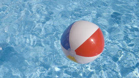Schwimmparty im Knast: Häftlinge bauen Innenhof eines Gefängnisses in Ecuador zu Schwimmbecken um