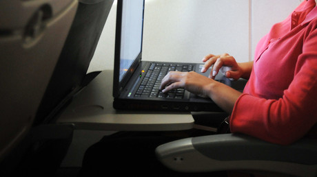 Bildschirm-Knacker an Bord: Wie der Vordermann im Flugzeug dir das Notebook kaputtmachen kann