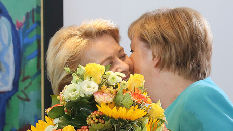 Coronavirus ändert Begrüßungsformeln: Salutieren und Verbeugen statt Küssen und Umarmen