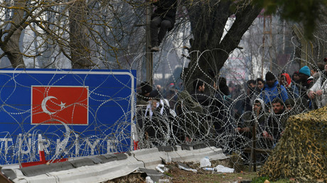 Die EU-Außengrenze zur Türkei: Migranten, die aus der Türkei nach Griechenland einreisen wollen, haben sich am 28. Februar 2020 am geschlossenen griechischen Grenzübergang Kastanies versammelt.