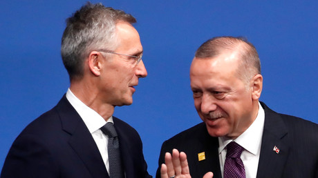 (Archivbild). NATO-Generalsekretär Jens Stoltenberg (li.) begrüßt den türkischen Präsidenten Recep Tayyip Erdoğan (re.) bei seiner Ankunft zum NATO-Gipfel im Hotel Grove in Watford nordöstlich von London am 4. Dezember 2019.