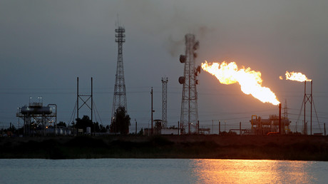 Symbolbild zeigt eine Ölförderanlage im Süden Iraks.