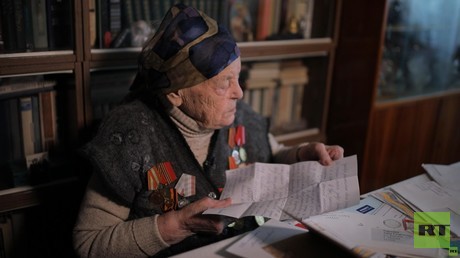 #PostDesSieges: RT Deutsch übergibt Veteranin Anna Terjochina Briefe von RT-Lesern