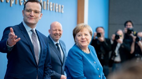 Gut gelaunt: Jens Spahn und Angela Merkel vor ihrer Pressekonferenz am Mittwoch in Berlin.