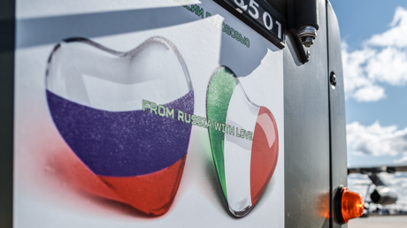 Italienischer Unternehmer ersetzt EU-Fahne durch die Russlands (Video)