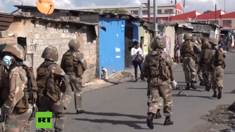 Tränengas, Schüsse und Schläge: Ausgangssperren in Afrika mit aller Härte durchgesetzt (Video)