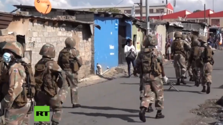 Tränengas, Schüsse und Schläge: Ausgangssperren in Afrika mit aller Härte durchgesetzt (Video)