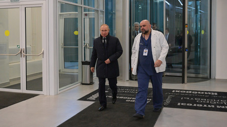 Moskaus vorderster Corona-Bekämpfer positiv auf Virus getestet (Video)