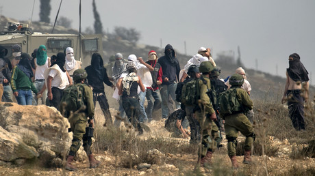 Israelische Extremisten terrorisieren durch Spucken und Husten