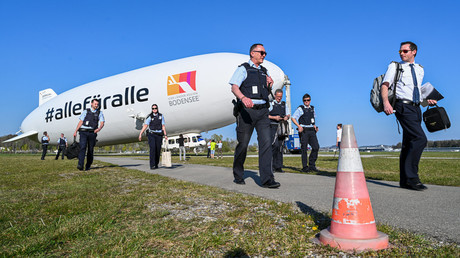 Kontrolle von oben: Polizei ahndet Verstöße gegen Corona-Maßnahmen von Zeppelin aus