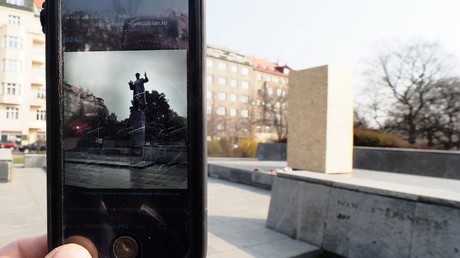Am leeren Sockel in Prag, auf dem früher das Denkmal für den sowjetischen Marschall Iwan Konew stand, wird ein Foto der Statue auf einem Handy aufgerufen