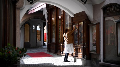 Kunden stürmen nach Lockerungen in Österreich die Läden ...