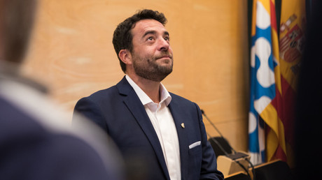Spanischer Bürgermeister verletzt Ausgangssperre und beißt Polizisten – Rücktritt