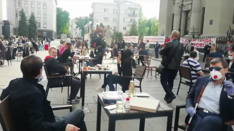 Picknick im Coronavirus-Lockdown vor Amtssitz von Selenskij