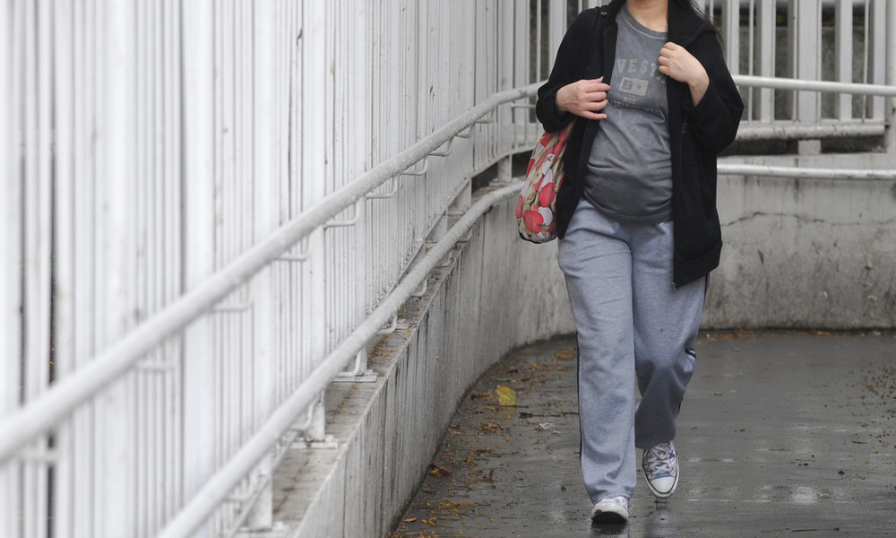 Frau entbindet mitten auf Straße – Baby fällt auf Asphalt