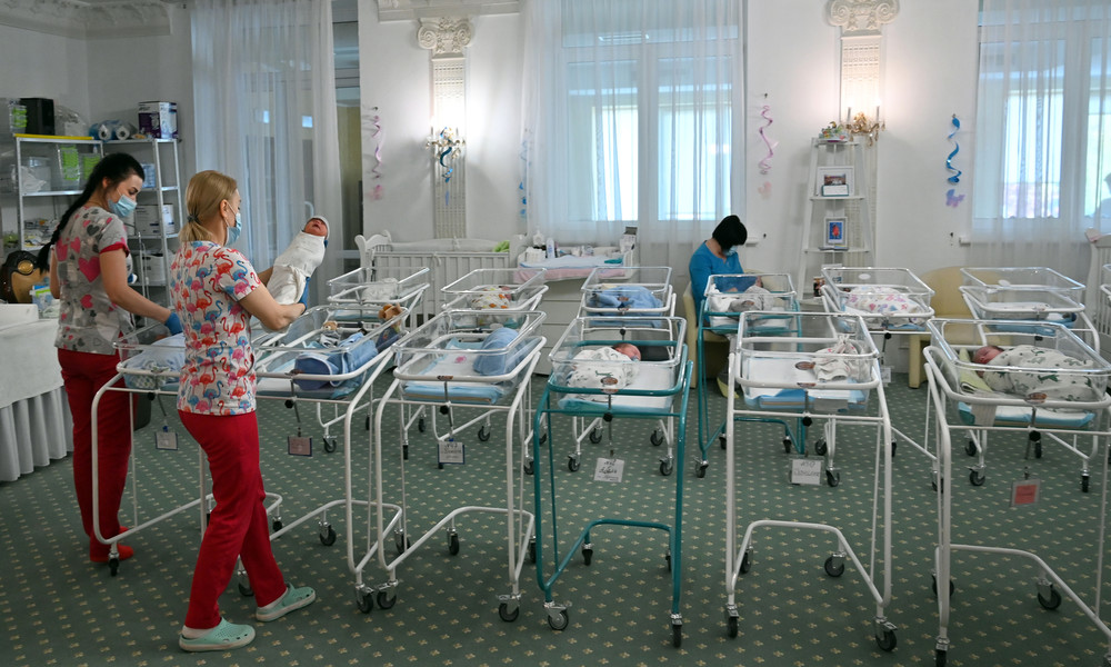 Wegen Lockdown: Dutzende Babys von ukrainischen Leihmüttern warten auf Adoptiveltern