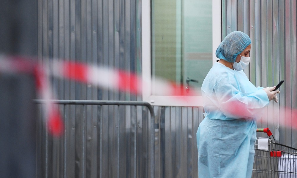 Wegen Zwangsquarantäne: Ausländer greift Krankenschwester in russischer Klinik an