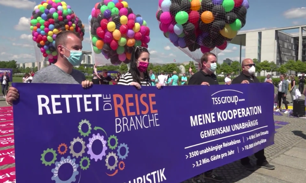 Busunternehmer und Reiseveranstalter fordern bei Protesten in Berlin staatliche Soforthilfe