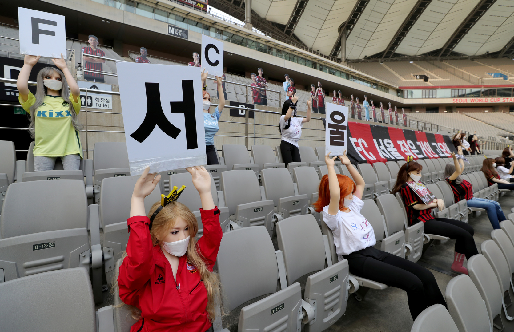 Lust auf Fußball mal anders: Südkoreanischer Erstligist setzt Sexpuppen ins leere Stadion