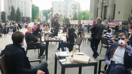 Picknick im Coronavirus-Lockdown vor Amtssitz von Selenskij
