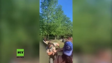 Soziale Distanz: Strenger Park-Ranger ins Wasser geschubst