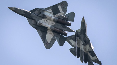 LIVE: Russische Flieger-Asse zeigen ihr Können anlässlich des 75. Jahrestag des Sieges